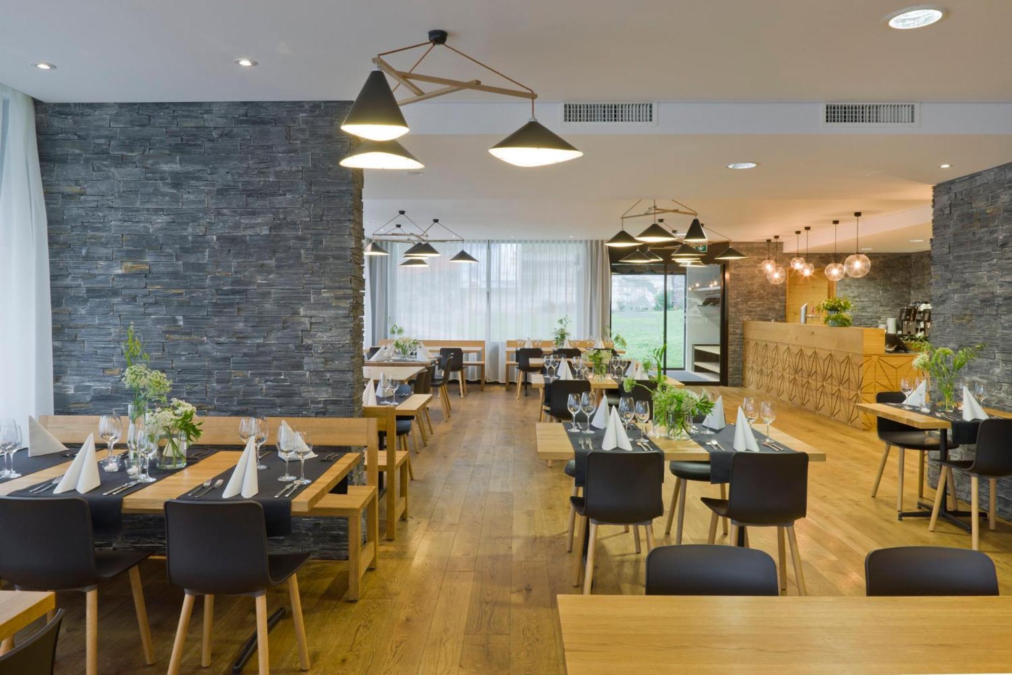 Hotel Restaurant Flaschen Albinen Exterior photo